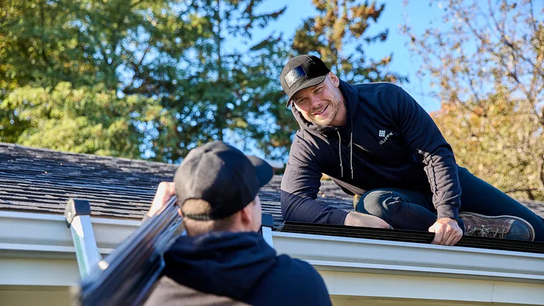 Installateur posant des protège-gouttières Alu-Rex en Laurentides